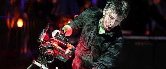 En attendant la vague au pied des bureaux du centre d affaires