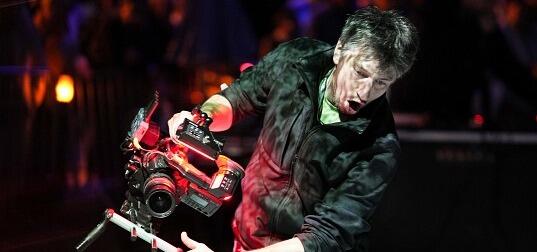 En attendant la vague au pied des bureaux du centre d affaires