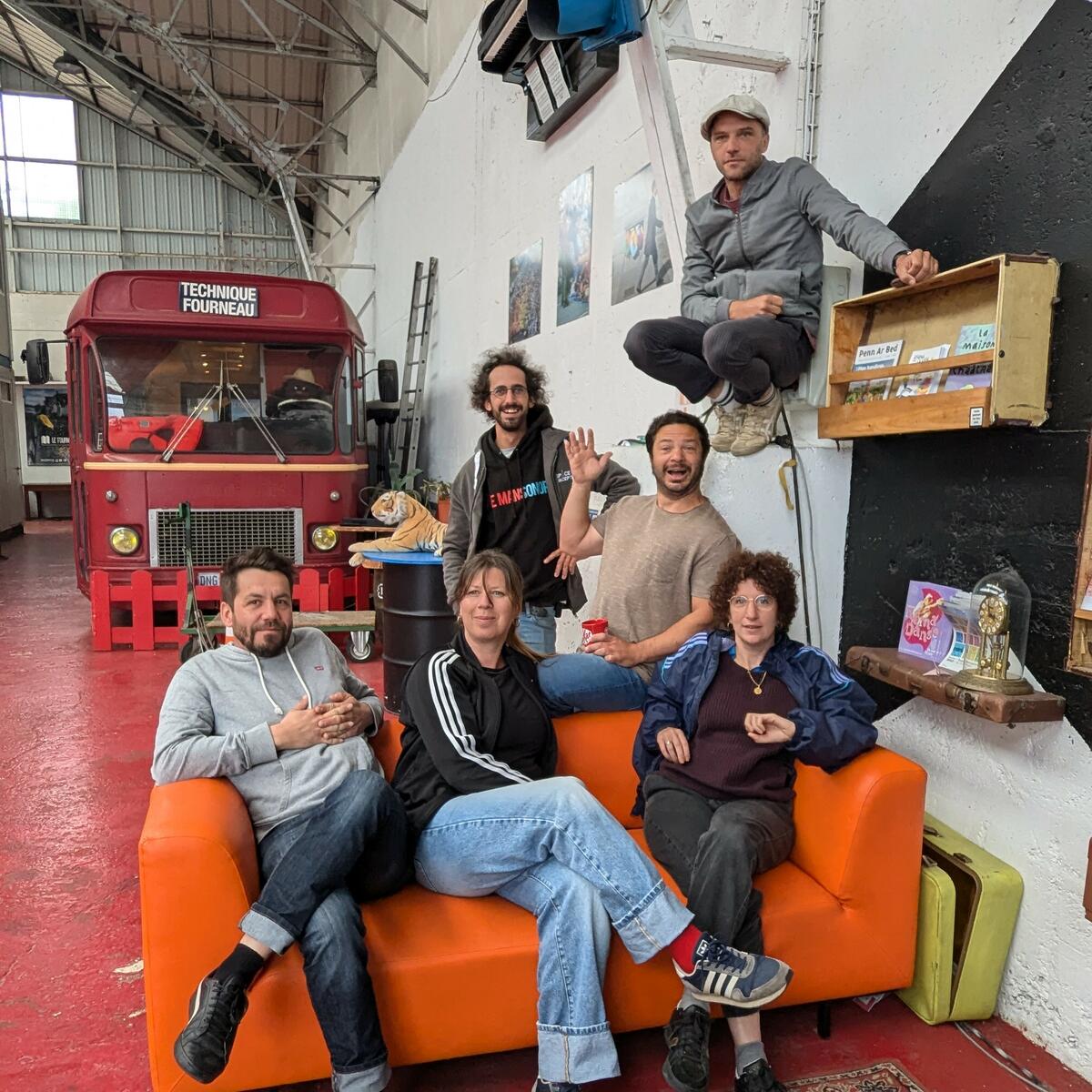 la-compagnie-du-coin-ce-soir-au-pied-du-centre-affaires-port