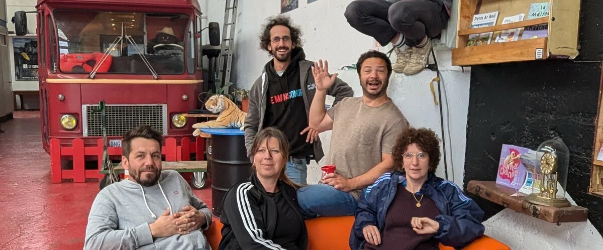 la-compagnie-du-coin-ce-soir-au-pied-du-centre-affaires-port