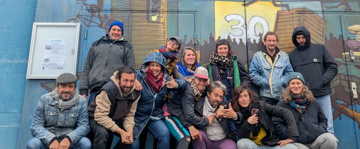 Groupe Tonne devant le Fourneau tout près du centre d affaires du port