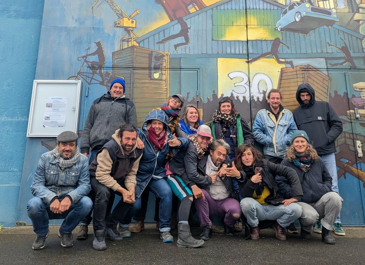 Groupe Tonne devant le Fourneau tout près du centre d affaires du port