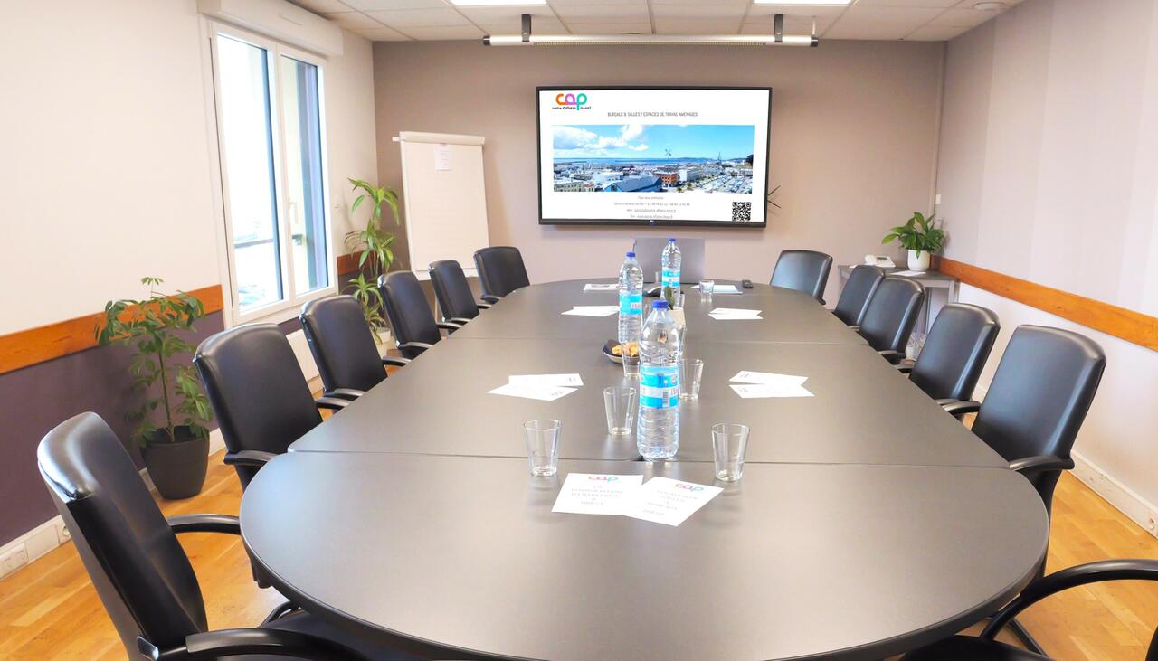 salle de réunion équipée d'un écran interactif et de la visoconférence. Brest - port de commerce