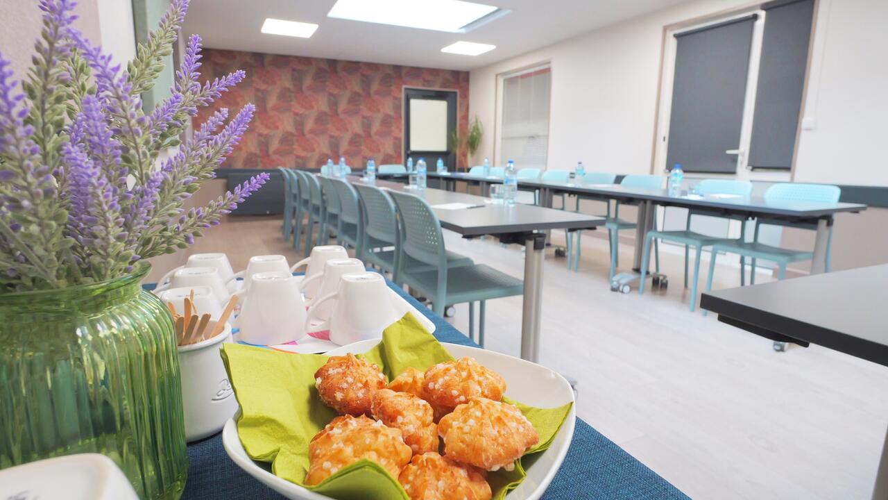 salle de réunion pause café viennoiseries