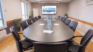 salle équipée pour la Visio conférence et d'un écran